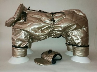  Suņu drēbes - ziemas kombinezons ar cepurīti 